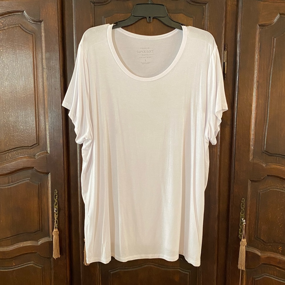 Torrid Supersoft knit scoop neck white tunic tee Size 3 worn once